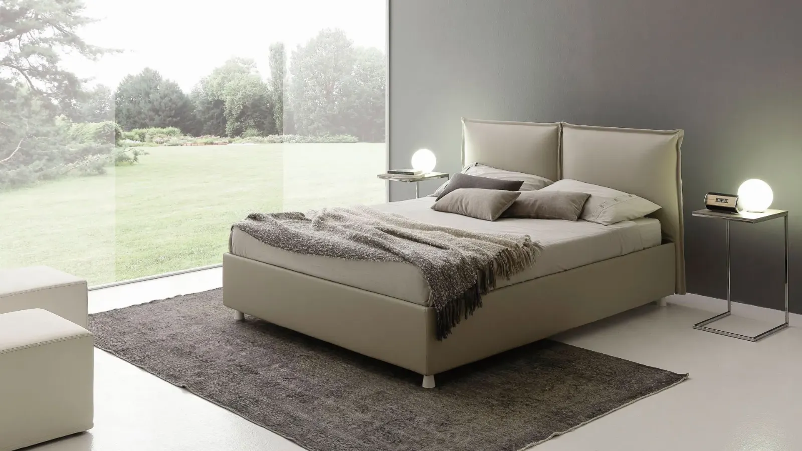Letto Denise, letto imbottito con testiera a cuscini e volant, made in Italy