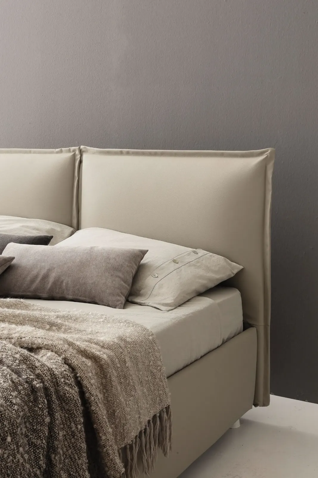 Letto Denise, letto imbottito con testiera a cuscini e volant, made in Italy – foto 4