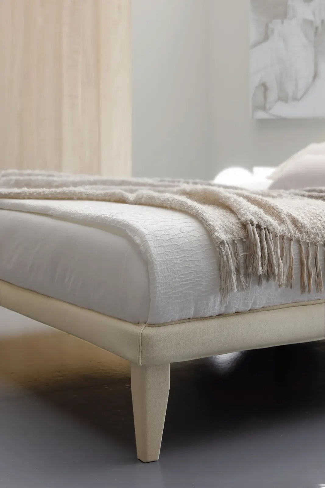 Letto Denise, letto imbottito con testiera a cuscini e volant, made in Italy – foto 5