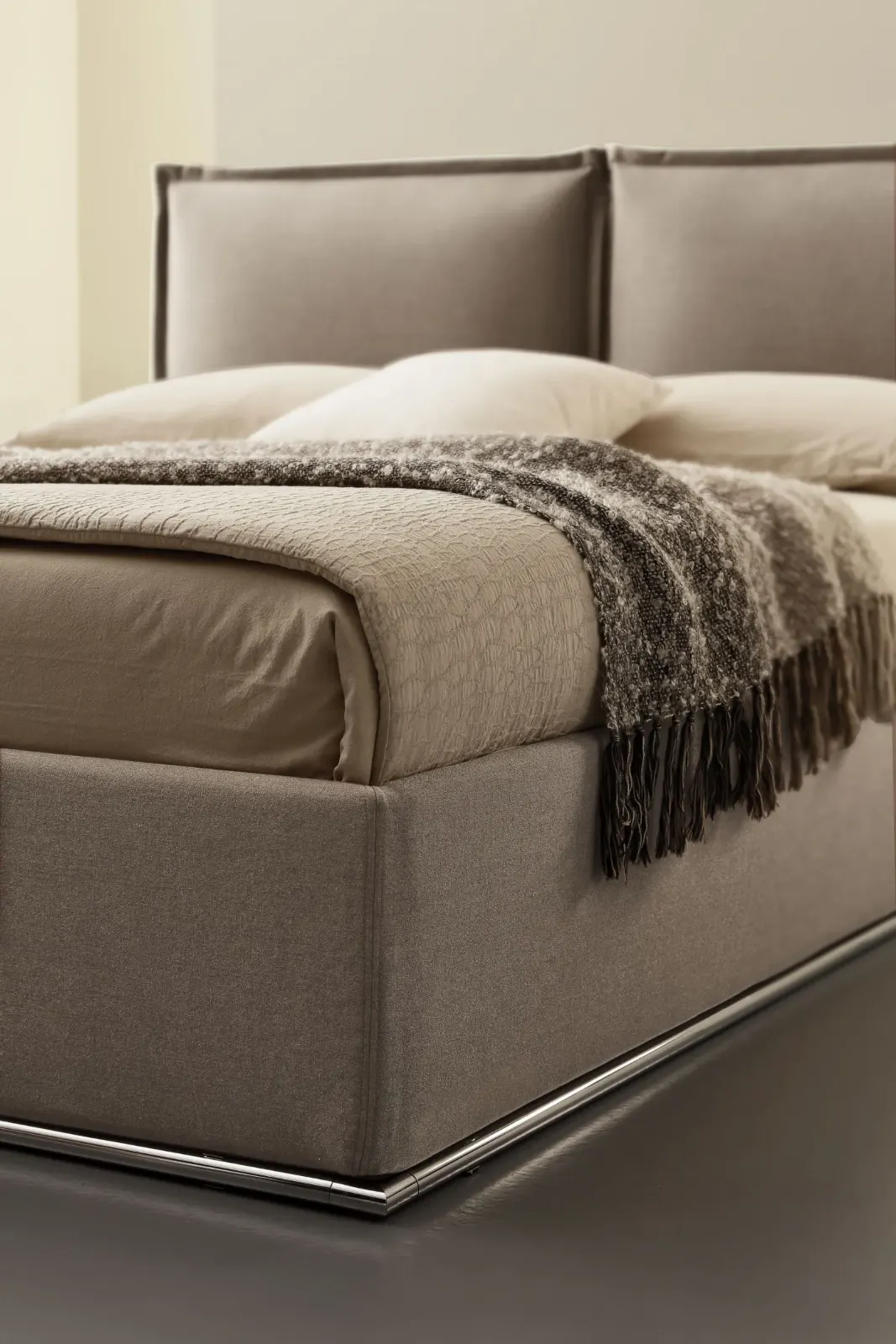 Letto Denise, letto imbottito con testiera a cuscini e volant, made in Italy – foto 6
