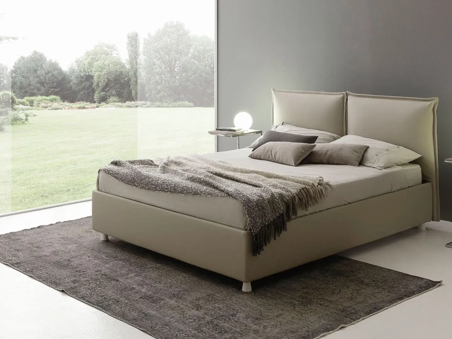 Letto Denise, letto imbottito con testiera a cuscini e volant, made in Italy